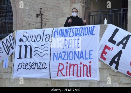 20. März 2021, Rimini, ITA: (INT) Protest fordert die Wiedereröffnung der Schulen in Italien. 20. März 2021, Rimini, Italien: Eine Demonstration gegen die Pandemie und die Schließung des Bildungssystems fand an diesem Samstag auf der Piazza Cavour in Rimini, Italien. Leere Kinderrucksäcke wurden auf dem Boden vor dem Palazzo dell'arengo verstreut. Es gab eine Menge Polizei im Ort, um Probleme zu vermeiden und soziale Distanz zu kontrollieren. Jeder Elternteil trug den Rucksack mit dem Namen, Nachnamen, der Klasse und der Schule des Schülers. Die Demonstration mit dem Titel "Schulen ohne Vater" Stockfoto