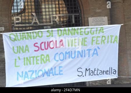 20. März 2021, Rimini, ITA: (INT) Protest fordert die Wiedereröffnung der Schulen in Italien. 20. März 2021, Rimini, Italien: Eine Demonstration gegen die Pandemie und die Schließung des Bildungssystems fand an diesem Samstag auf der Piazza Cavour in Rimini, Italien. Leere Kinderrucksäcke wurden auf dem Boden vor dem Palazzo dell'arengo verstreut. Es gab eine Menge Polizei im Ort, um Probleme zu vermeiden und soziale Distanz zu kontrollieren. Jeder Elternteil trug den Rucksack mit dem Namen, Nachnamen, der Klasse und der Schule des Schülers. Die Demonstration mit dem Titel "Schulen ohne Vater" Stockfoto