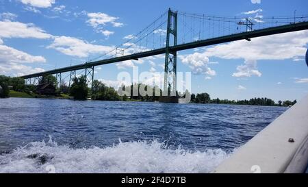 Eine wunderschöne Aufnahme der Thousand Islands Bridge über den St. Lawrence River Stockfoto