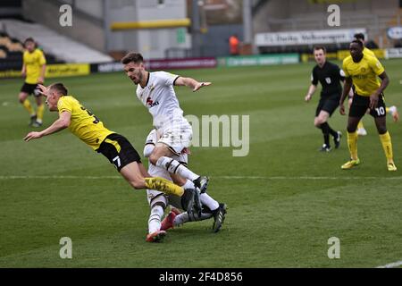 BURTON ON TRENT, GROSSBRITANNIEN. MÄRZ 20TH. Thomas Hamer von Burton Albion wird in der Gegend, die in einer Strafe während der Sky Bet League 1 Spiel zwischen Burton Albion und MK Dons am Pirelli Stadium, Burton Upon Trent am Samstag, 20th. März 2021 geführt Foulled. (Kredit: James HolyOak, Mi News) Kredit: MI Nachrichten & Sport /Alamy Live Nachrichten Stockfoto