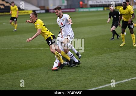 BURTON ON TRENT, GROSSBRITANNIEN. MÄRZ 20TH. Thomas Hamer von Burton Albion wird in der Gegend, die in einer Strafe während der Sky Bet League 1 Spiel zwischen Burton Albion und MK Dons am Pirelli Stadium, Burton Upon Trent am Samstag, 20th. März 2021 geführt Foulled. (Kredit: James HolyOak, Mi News) Kredit: MI Nachrichten & Sport /Alamy Live Nachrichten Stockfoto