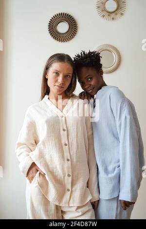 Multinationales Freundschaftskonzept. Kein Rassismus. Europäische und afrikanische Frauen sind Freunde. Stockfoto