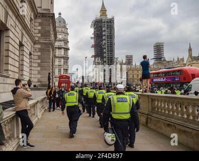 London, Großbritannien. März 2021. Die Polizei nimmt während der Anti-Lockdown-Proteste auf dem Parliament Square Stellung. Kredit: Vuk Valcic/Alamy Live Nachrichten Stockfoto