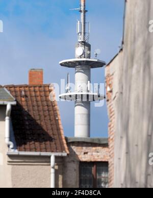 Perleberg, Deutschland. März 2021, 16th. Wohn- und Geschäftshäuser in der Hamburger Straße, im Hintergrund ein Mast mit Mobilfunkantennen. Die Kreisstadt in der Prignitz liegt an der Stepenitz und trägt auch den nicht-offiziellen Namen Rolandstadt. Quelle: Soeren Stache/dpa-Zentralbild/ZB/dpa/Alamy Live News Stockfoto