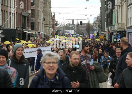 Amsterdam, Niederlande. März 2021, 20th. Tausende Demonstranten marschieren durch Amsterdam. Die Polizei hat am Samstag Teilnehmer einer nicht sanktionierten Protestkundgebung gegen die Corona-Vorschriften mit Wasserwerfern vom zentralen Platz vor dem Kaiserlichen Museum ausgeschlossen. Kredit: David Young/dpa/Alamy Live Nachrichten Stockfoto