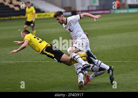 BURTON ON TRENT, GROSSBRITANNIEN. MÄRZ 20TH. Thomas Hamer von Burton Albion wird in der Gegend, die in einer Strafe während der Sky Bet League 1 Spiel zwischen Burton Albion und MK Dons am Pirelli Stadium, Burton Upon Trent am Samstag, 20th. März 2021 geführt Foulled. (Kredit: James HolyOak, Mi News) Kredit: MI Nachrichten & Sport /Alamy Live Nachrichten Stockfoto