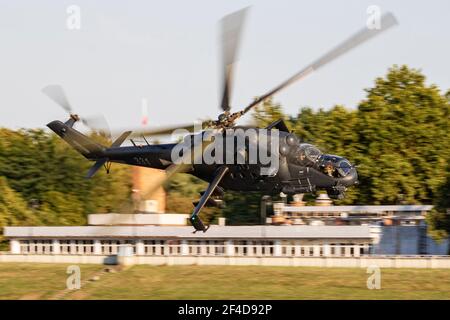 Ungarische Luftwaffe Mil Helicopters Mi-24P Hind 331 militärischer Angriff Hubschrauber fliegen über Szolnok Stadt Innenstadt Stockfoto