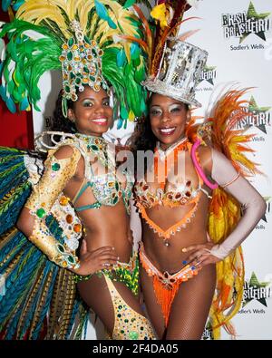 Brasilianische Tänzer bei der Eröffnungsnacht von Brasil Brasileiro bei Sadler's Wells - London Stockfoto