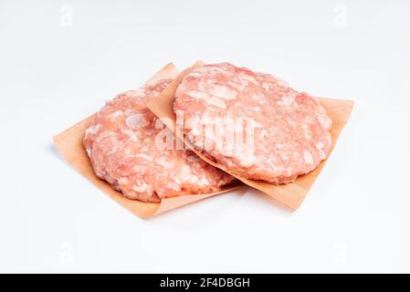 Roher Hamburger, Fleischbällchen isoliert auf weißem Hintergrund.Hamburger mit Speck, schnelles Kochen zu Hause. Fast Food.Convenience Food, vorgekocht.Roh Huhn h Stockfoto