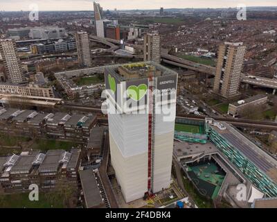 Der Grenfell Tower ist ein verderbter 24-stöckiger Wohnturm in North Kensington in London, England Stockfoto