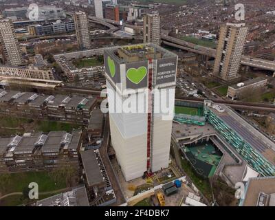 Der Grenfell Tower ist ein verderbter 24-stöckiger Wohnturm in North Kensington in London, England Stockfoto