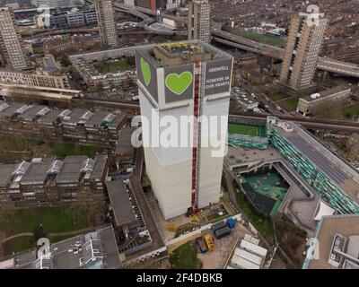 Der Grenfell Tower ist ein verderbter 24-stöckiger Wohnturm in North Kensington in London, England Stockfoto