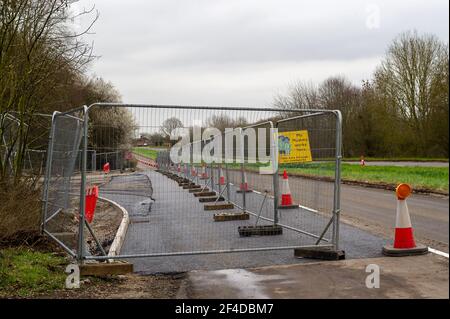 Little Amersham, Buckinghamshire, Großbritannien. März 2021, 18th. HS2 haben eine Zufahrtsstraße durch Bäume von der A413 geschnitten, wie sie eine Haul Straße bauen und bereiten den kleinen Amersham Lüftungsschacht zu bauen. Dies wird einer von 4 Lüftungsschächte in den Tunnel, dass sie unter den Chilterns, die ein Gebiet von herausragender natürlicher Schönheit ist langweilig werden. Die Hochgeschwindigkeitsstrecke 2 Rail von London nach Birmingham bringt 108 uralte Waldgebiete, 33 SSSIs und 693 Wildtiergebiete in Gefahr. Quelle: Maureen McLean/Alamy Stockfoto