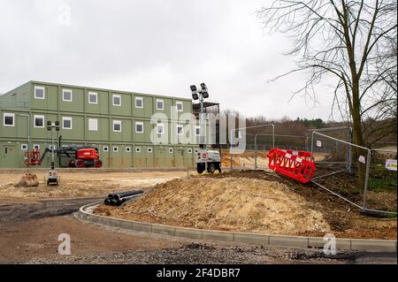 Little Amersham, Buckinghamshire, Großbritannien. März 2021, 18th. HS2 haben einen weiteren Teil der schönen Landschaft zerstört, als sie eine Haul-Straße bauen und sich darauf vorbereiten, den kleinen Amersham-Lüftungsschacht zu bauen. Dies wird einer von 4 Lüftungsschächte in den Tunnel werden sie unter den Chilterns, die ein Gebiet von herausragender natürlicher Schönheit ist langweilig. HS2 haben einen öffentlichen Fußweg um ihre riesige Baustelle an der A413 verlegt. Die Hochgeschwindigkeitsstrecke 2 Rail von London nach Birmingham bringt 108 uralte Waldgebiete, 33 SSSIs und 693 Wildtiergebiete in Gefahr. Quelle: Maureen McLean/Alamy Stockfoto