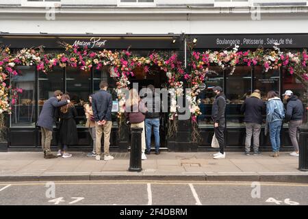 Portobello Market auf Portobello Road ist eine Straße in der Notting Hill Bezirk des Royal Borough of Kensington und Chelsea im Westen Londons Stockfoto