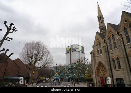 Der Grenfell Tower ist ein verderbter 24-stöckiger Wohnturm in North Kensington in London, England Stockfoto