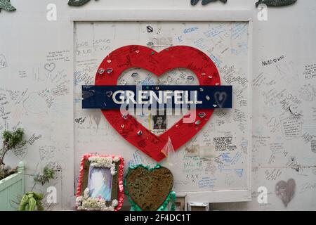 Der Grenfell Tower ist ein verderbter 24-stöckiger Wohnturm in North Kensington in London, England Stockfoto