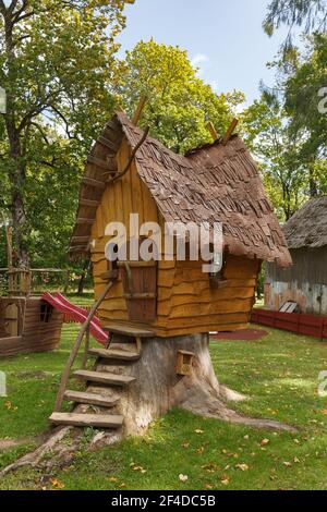 Kinderspielplatz Holzhütte, sonniger Sommertag Stockfoto