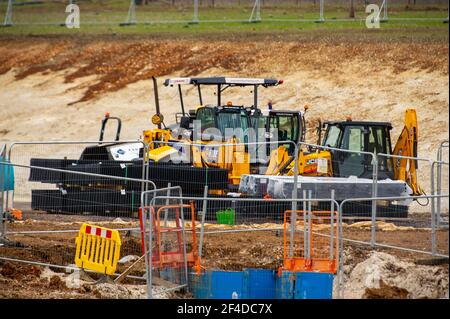 Little Amersham, Buckinghamshire, Großbritannien. März 2021, 18th. HS2 haben einen weiteren Teil der schönen Landschaft zerstört, als sie eine Haul-Straße bauen und sich darauf vorbereiten, den kleinen Amersham-Lüftungsschacht zu bauen. Dies wird einer von 4 Lüftungsschächte in den Tunnel werden sie unter den Chilterns, die ein Gebiet von herausragender natürlicher Schönheit ist langweilig. HS2 haben einen öffentlichen Fußweg um ihre riesige Baustelle an der A413 verlegt. Die Hochgeschwindigkeitsstrecke 2 Rail von London nach Birmingham bringt 108 uralte Waldgebiete, 33 SSSIs und 693 Wildtiergebiete in Gefahr. Quelle: Maureen McLean/Alamy Stockfoto