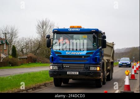 Little Amersham, Buckinghamshire, Großbritannien. März 2021, 18th. Die Zahl der HS2 Lkw, die lokale Straßen nutzen, wächst mit alarmierender Geschwindigkeit. Es gibt bestimmte zugelassene Strecken für HS2 LKW, aber viele lokale Landstraßen werden von LKWs mit schweren Maschinen für HS2 und zahlreiche Bewohner haben sich bei Buckinghamshire Council beschwert. Die Hochgeschwindigkeitsstrecke 2 Rail von London nach Birmingham bringt 108 uralte Waldgebiete, 33 SSSIs und 693 Wildtiergebiete in Gefahr. Quelle: Maureen McLean/Alamy Stockfoto