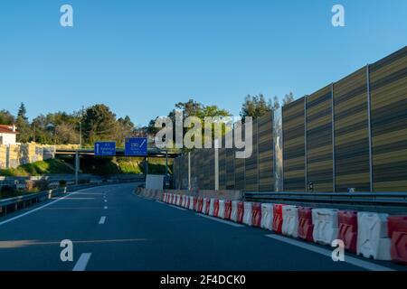 Fahren oder Reisen auf Autobahnen oder Autobahnen. Portugiesisch bezahlt Autobahnen von Brisa Auto-estradas de Portugal. Schutzbarrieren auf Autobahnen. Stockfoto