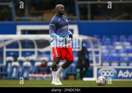 Birmingham, Großbritannien. März 2021, 20th. Adebayo Akinfenwa #20 von Wycombe Wanderers Aufwärmen vor dem Spiel gegen Coventry City in Birmingham, Großbritannien am 3/20/2021. (Foto von Simon Bissett/News Images/Sipa USA) Quelle: SIPA USA/Alamy Live News Stockfoto