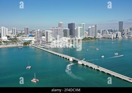 Luftaufnahme der Gebäude am Wasser am Intracoastal Waterway in Miami Florida. Stockfoto