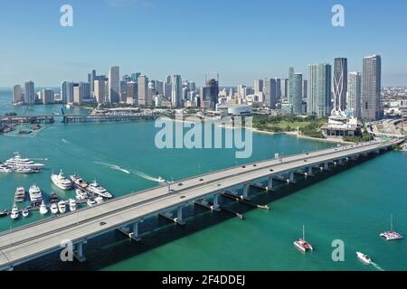 Luftaufnahme der Gebäude am Wasser am Intracoastal Waterway in Miami Florida. Stockfoto