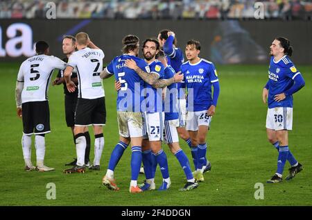 Cardiff City's Marlon Pack (Mitte rechts) feiert mit Aden Flint nach dem Sky Bet Championship Match im Liberty Stadium, Swansea. Bilddatum: Samstag, 20. März 2021. Stockfoto