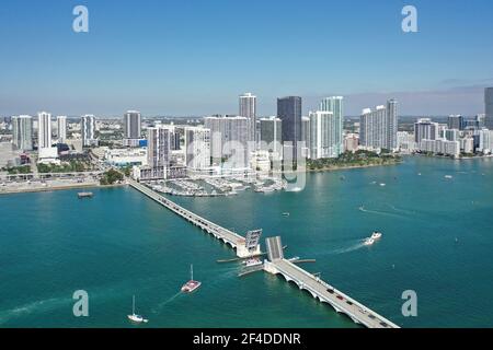 Luftaufnahme der Gebäude am Wasser am Intracoastal Waterway in Miami Florida. Stockfoto