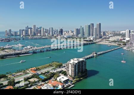 Luftaufnahme der Waterfront Buildings am Intracoastal Waterway in Miami Florida. Stockfoto