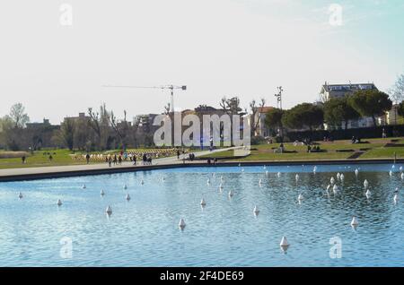 Rimini, Italien. März 2021, 20th. (INT) Italien unter der Roten Zone. 20. März 2021, Rimini, Italien: Ein weiteres Wochenende mit einer roten Zone in Rimini, Italien. In der Sonne machten viele Leute einen Spaziergang im 'Parque XXV Aprile'. Es war genug, um eine Tour zu Unternehmen, um Leute mit Freunden zu sehen, mit der Familie wiedervereint oder zu Fuß Hunde, Radfahren oder Spielen im Freien.Kredit: Josi Donelli/Thenews2 Kredit: Josi Donelli/TheNEWS2/ZUMA Wire/Alamy Live News Stockfoto