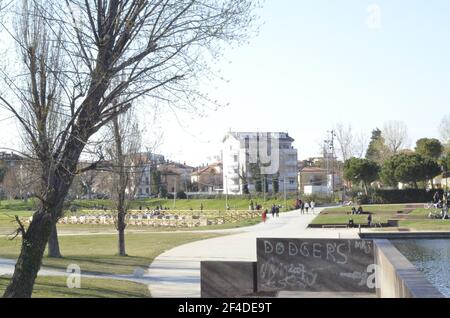 Rimini, Italien. März 2021, 20th. (INT) Italien unter der Roten Zone. 20. März 2021, Rimini, Italien: Ein weiteres Wochenende mit einer roten Zone in Rimini, Italien. In der Sonne machten viele Leute einen Spaziergang im 'Parque XXV Aprile'. Es war genug, um eine Tour zu Unternehmen, um Leute mit Freunden zu sehen, mit der Familie wiedervereint oder zu Fuß Hunde, Radfahren oder Spielen im Freien.Kredit: Josi Donelli/Thenews2 Kredit: Josi Donelli/TheNEWS2/ZUMA Wire/Alamy Live News Stockfoto