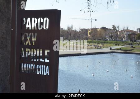 Rimini, Italien. März 2021, 20th. (INT) Italien unter der Roten Zone. 20. März 2021, Rimini, Italien: Ein weiteres Wochenende mit einer roten Zone in Rimini, Italien. In der Sonne machten viele Leute einen Spaziergang im 'Parque XXV Aprile'. Es war genug, um eine Tour zu Unternehmen, um Leute mit Freunden zu sehen, mit der Familie wiedervereint oder zu Fuß Hunde, Radfahren oder Spielen im Freien.Kredit: Josi Donelli/Thenews2 Kredit: Josi Donelli/TheNEWS2/ZUMA Wire/Alamy Live News Stockfoto