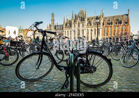 Brügge, Belgien; Januar 26th 2020: Fahrräder auf dem Marktplatz Stockfoto