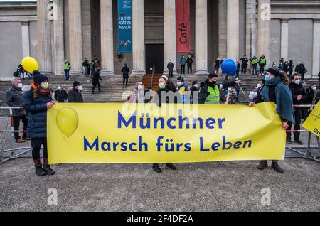 München, Bayern, Deutschland. März 2021, 20th. Die Gruppe Marsch für Leben (March for Life) fand am Münchener Odeonsplatz statt und endete schließlich am Königsplatz.Sie zeigte enge Verbindungen zu den Corona-Rebellen und Querdenker in der Organisationsstruktur sowie zu den Teilnehmern. Zahlreiche Aktivisten protestierten gegen die Gruppe und sagten, Abtreibungen seien Menschenrechte und Unterstützung für Schwangerschaftsberatung. Quelle: Sachelle Babbar/ZUMA Wire/Alamy Live News Stockfoto