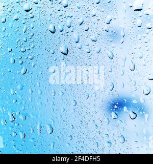 Wasserregen Tropfen auf einem Fenster Glas Hintergrund Stockfoto