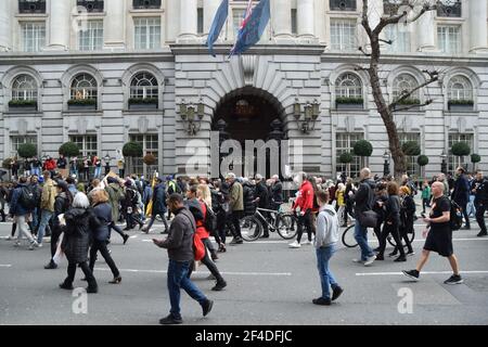 Während der Anti-Lockdown-Demonstration marschieren die Demonstranten auf High Holborn in Zentral-London.Tausende von Menschen gingen auf die Straßen in Zentral-London, um gegen die Coronavirus-Sperre zu protestieren, obwohl Großbritannien begonnen hat, die Beschränkungen zu lockern. Stockfoto