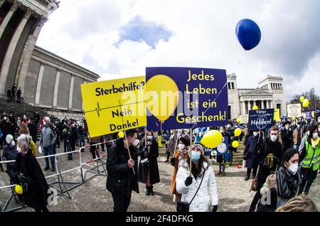 München, Bayern, Deutschland. März 2021, 20th. Die Gruppe Marsch für Leben (March for Life) fand am Münchener Odeonsplatz statt und endete schließlich am Königsplatz.Sie zeigte enge Verbindungen zu den Corona-Rebellen und Querdenker in der Organisationsstruktur sowie zu den Teilnehmern. Zahlreiche Aktivisten protestierten gegen die Gruppe und sagten, Abtreibungen seien Menschenrechte und Unterstützung für Schwangerschaftsberatung. Quelle: Sachelle Babbar/ZUMA Wire/Alamy Live News Stockfoto