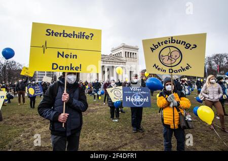 München, Bayern, Deutschland. März 2021, 20th. Die Gruppe Marsch für Leben (March for Life) fand am Münchener Odeonsplatz statt und endete schließlich am Königsplatz.Sie zeigte enge Verbindungen zu den Corona-Rebellen und Querdenker in der Organisationsstruktur sowie zu den Teilnehmern. Zahlreiche Aktivisten protestierten gegen die Gruppe und sagten, Abtreibungen seien Menschenrechte und Unterstützung für Schwangerschaftsberatung. Quelle: Sachelle Babbar/ZUMA Wire/Alamy Live News Stockfoto