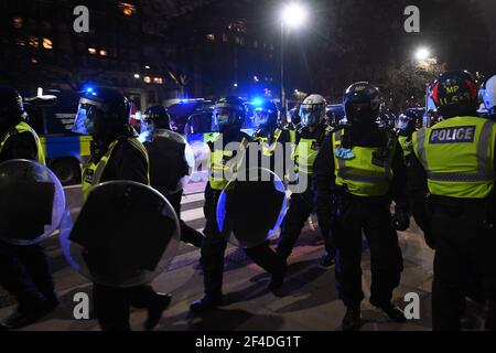 Polizeibeamte mit Sturzhelmen und Schilden im Hyde Park im Zentrum von London drängten die Menschen, nach Hause zu gehen, während die Proteste gegen die Sperre fortgesetzt wurden. Bilddatum: Samstag, 20. März 2021. Stockfoto