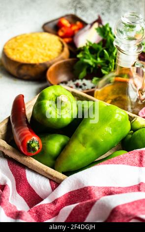 Reis, Chilis, Paprika Olivenöl und Gewürzen auf einem Küchentisch Stockfoto