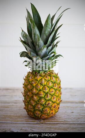 Ananas auf einem Holztisch Stockfoto