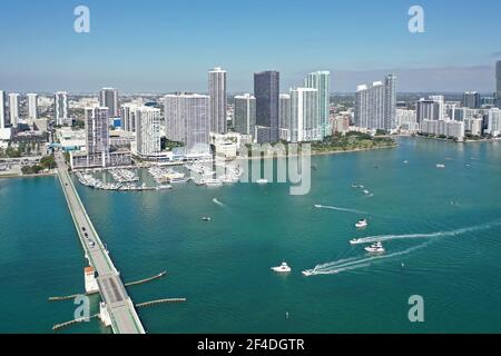 Luftaufnahme der Gebäude am Wasser am Intracoastal Waterway in Miami Florida. Stockfoto