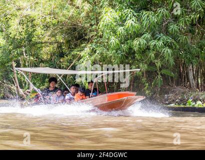 Touristen reisen mit dem Boot zum Tha Kha Floating Market, Bangkok, Thailand Stockfoto