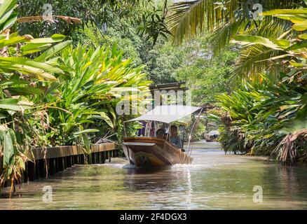 Touristen im Boot am Tha Kha Floating Market, Bangkok, Thailand Stockfoto