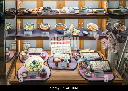 Japanische Küche als künstliche Nachbildungen im Restaurantfenster am Flughafen Tokio, Japan Stockfoto