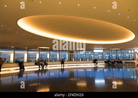 Sitzbereich im Haneda Tokyo International Airport mit Spiegelung der Deckenleuchten, Japan Stockfoto