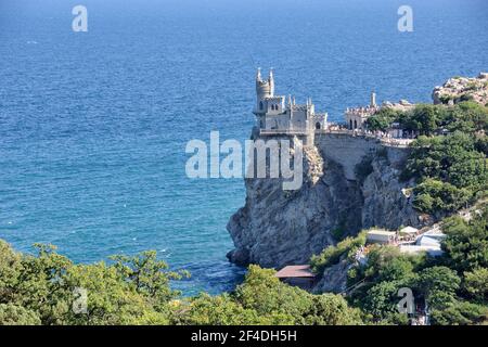 = Schwalbennest Castle auf dem Aurora Cliff = Aussicht Von der Aussichtsplattform bei der Autobahn Alupkinskoje nach dem dekorativen Schloss „Schwalbennest“ steigt o Stockfoto