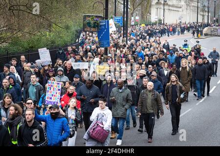 London, Großbritannien. März 2021, 20th. Während der Demonstration marschieren die Demonstranten auf der Straße. Tausende Demonstranten nehmen an einem Anti-sperrmarsch Teil. Ein Jahr nach der Einführung von Lockdowns wurde eine weltweite Kundgebung für Freiheit organisiert, um die Ausbreitung von COVID-19 zu stoppen. (Foto von Andy Barton/SOPA Images/Sipa USA) Quelle: SIPA USA/Alamy Live News Stockfoto